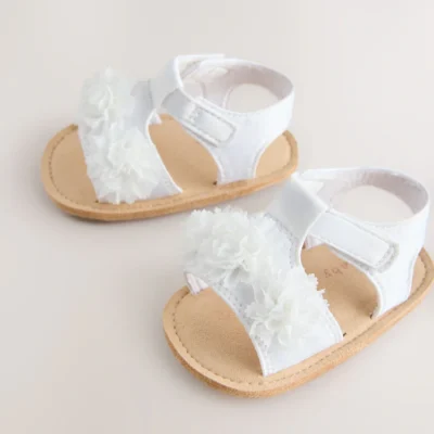 white corsage flower baby sandals (0 24mths)