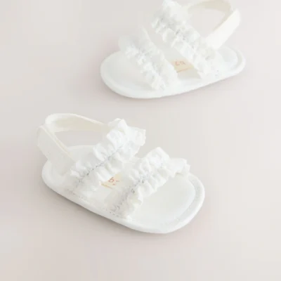 white baby ruffle sandals (0 24mths)