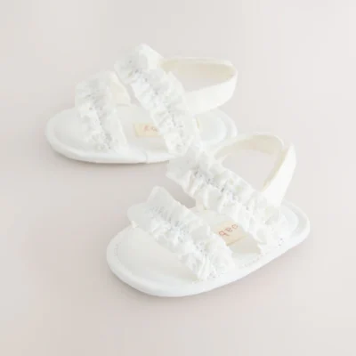 white baby ruffle sandals (0 24mths)